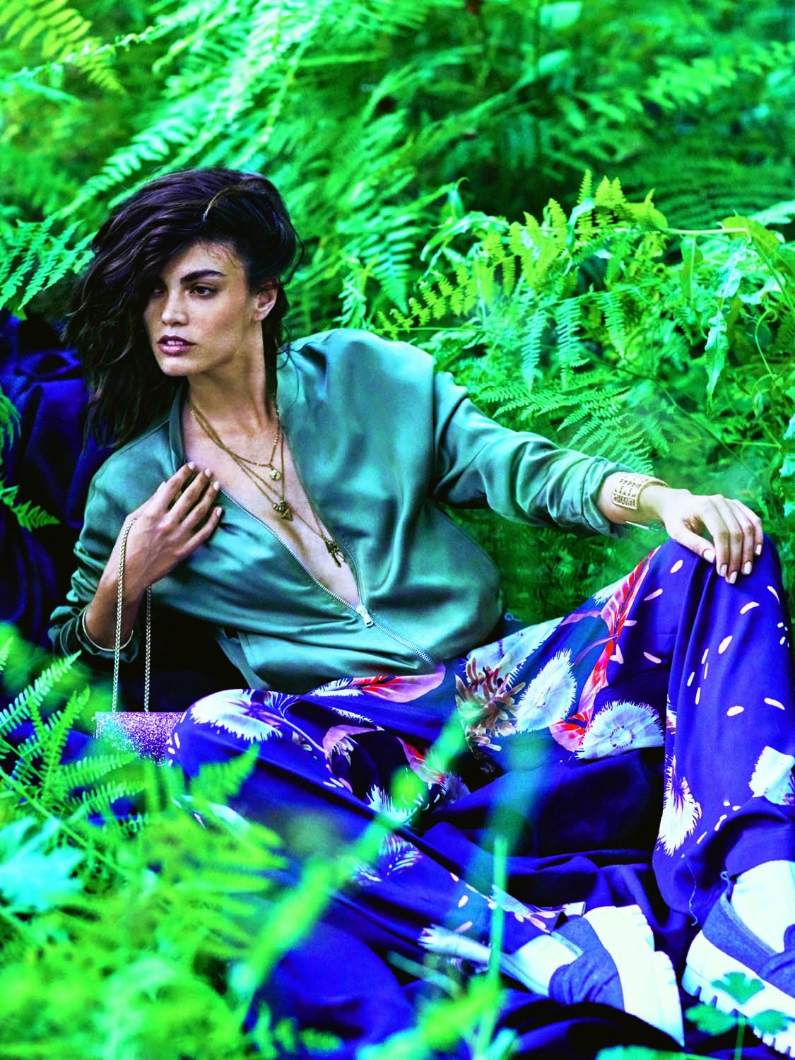 Bomber de Mango con pantalón de Desigual. Las zapatillas son de Gloria Ortiz y los calcetines, de Hermès. El bolso es de Furla; el collar, de Cortefiel; y el brazalete, de Chanel.