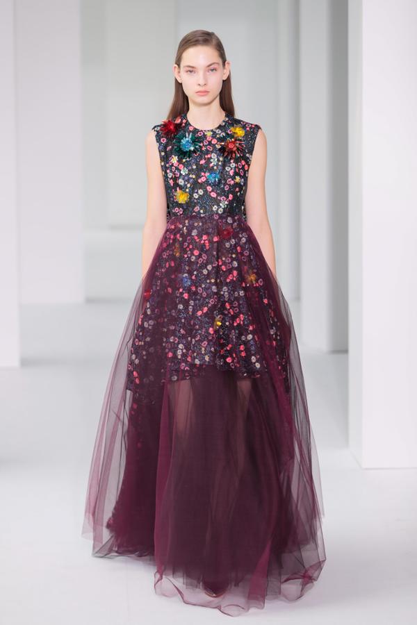 El print floral en organza de la colección Otoño Invierno 2017, un diseño floral abstracto y exclusivo de la casa, se inspira en las suaves pinceladas de Rippl-Rónai’s.