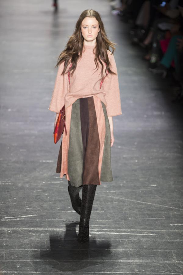 Vivienne Tam se inspiró en Hong Kong, "encuentro entre Oriente y Occidente".