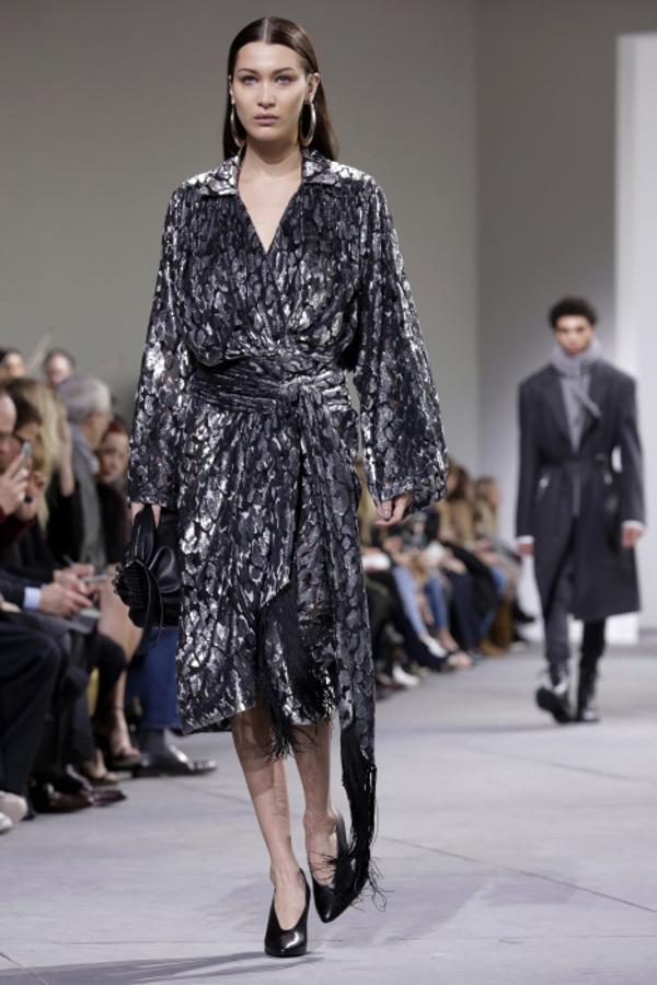 Bella Hadid representó a la generación actual sobre la pasarela en un desfile que fue puro espectáculo por el casting de sus modelos: unió a modelos actuales con viejas glorias de los años 90 como Amber Valetta y la modelo más famosa curvy: Ashley Graham.