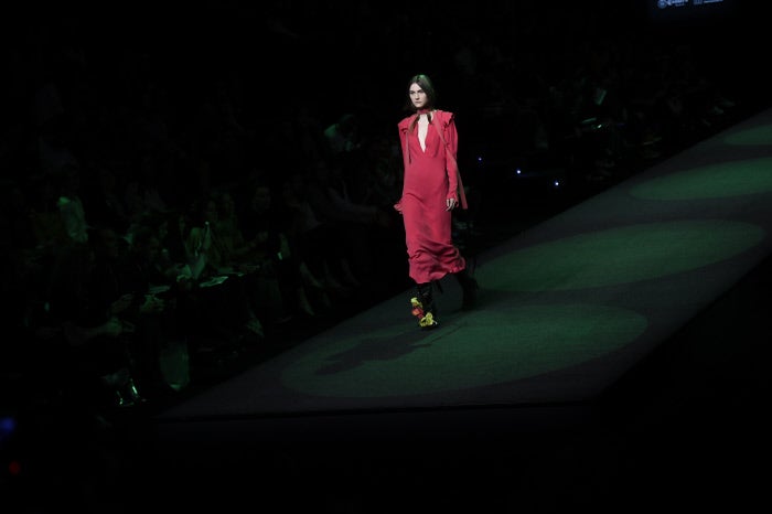 El color fresa de este vestido ligero que se mueve al paso de la modelo es el foco de la pasarela.