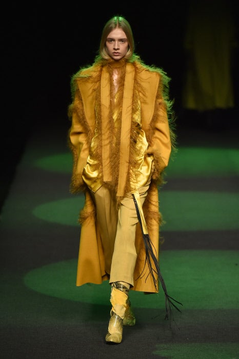 Juan Vidal nos propone jugar con los tejidos y el monocolor en sus looks para el próximo otoño-invierno.