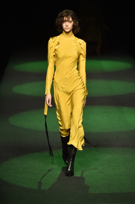 La sensualidad, para Juan Vidal, dibuja a la perfección la silueta femenina con tejidos que son una segunda piel.