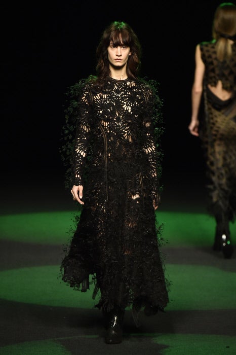 Sofiscticación 'total black' en este vestido que se acerca a la 'alta costura'.