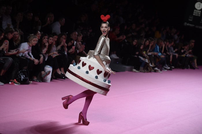 Marta Ortiz posa muy divertida con este maravilloso vestido tarta. ¿Quién se atreve?