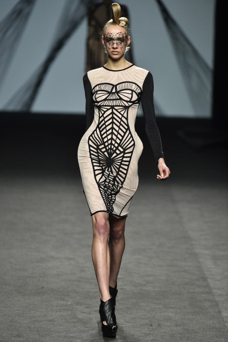 La diseñadora ha presentado vestidos que dibujan la silueta femenina como una segunda piel.
