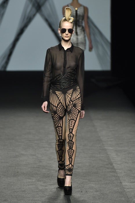 Transparencias y efecto trampantojo en este dos piezas de Maya Hansen.