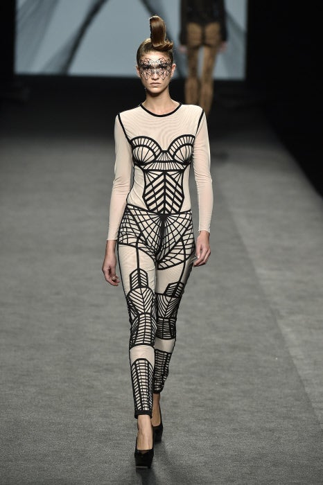 La diseñadora ha apostado por estampados geométricos que rozan la psicodelia.