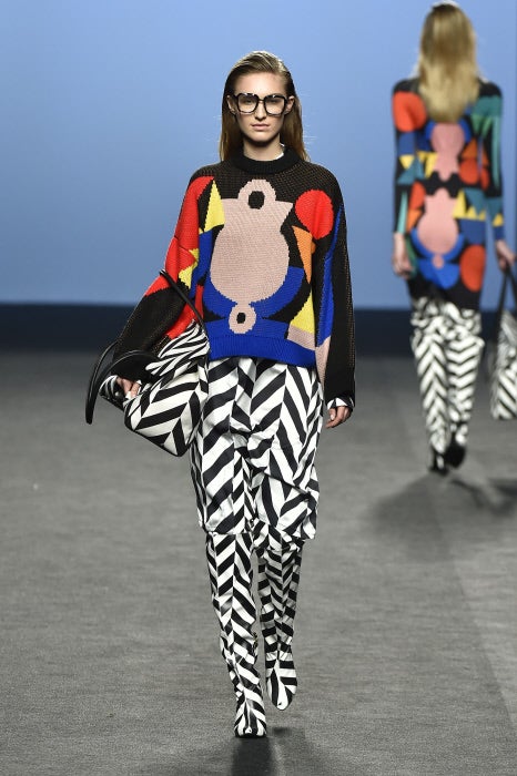 María Escoté no tiene miedo ni a combinar estampados, ni tejidos.