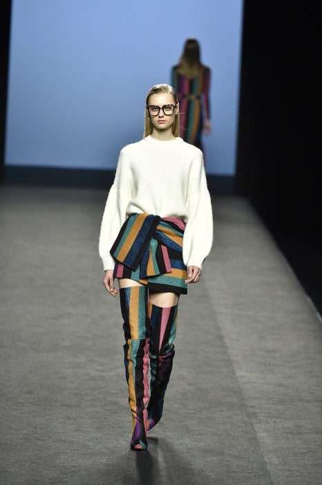 Las botas de María Escoté suben hata la mitad del muslo, y nos encanta cómo quedan con estos shorts a juego y el maxi jersey de lana.