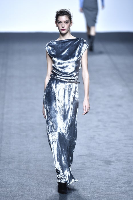 Marta Ortiz con un elegante vestido de noche de corte minimalista en terciopelo color plata.