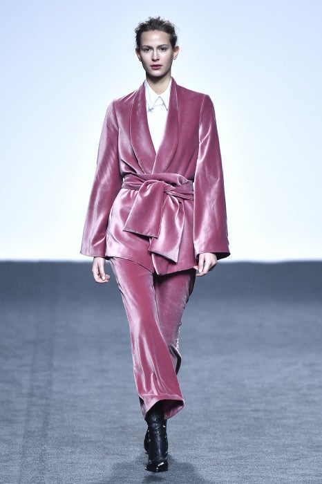 Continúa la 'fiebre velvet' con propuestas como este traje con chaqueta kimono en rosa fresa.
