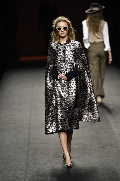 Vestido capa en seda 'print animal'.