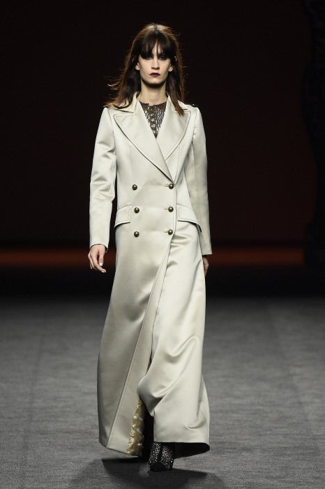 Los maxi abrigos seguirán siendo tendencia el próximo otoño-invierno, si seguimos los dictados de ion Fiz.