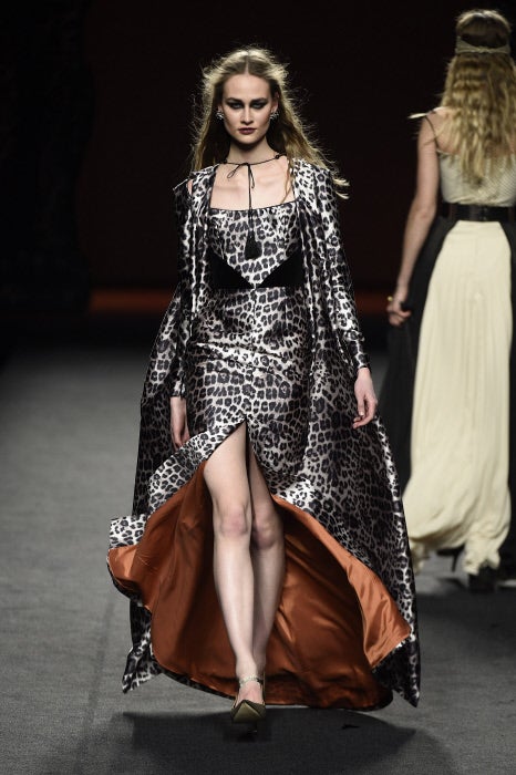 El leopardo se envuelve en seda y da forma a una noche salvaje y muy sexy.