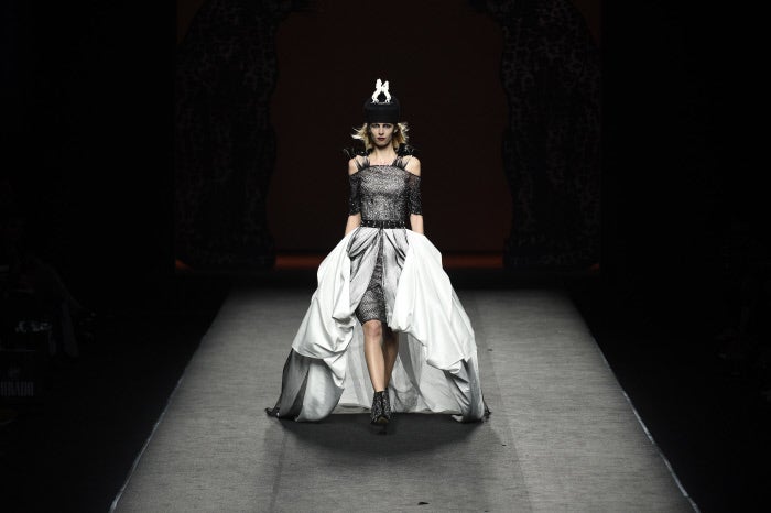 Los tocados y los volúmenes han irrumpido con fuerza en esta colección de Ion Fiz.