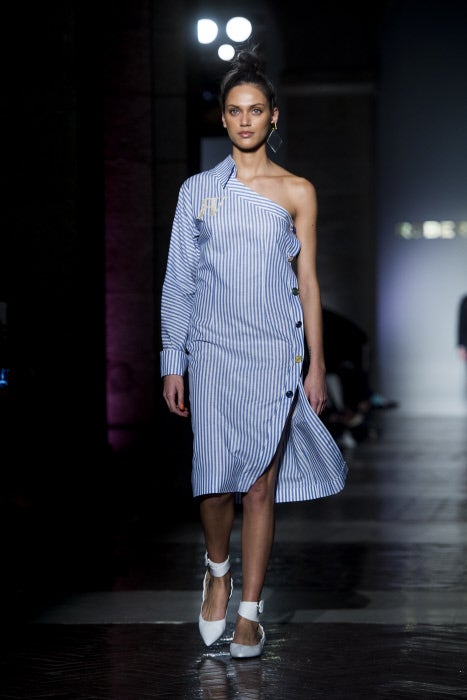 La camisa masculina de rayas sigue reinventándose y ganando puestos en el armario femenino, dando formas a vestidos tan originales como este.