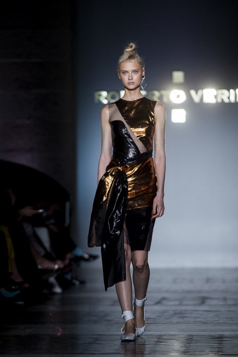 Las noches de verano de Roberto Verino se envuelven en brillo de estrellas.