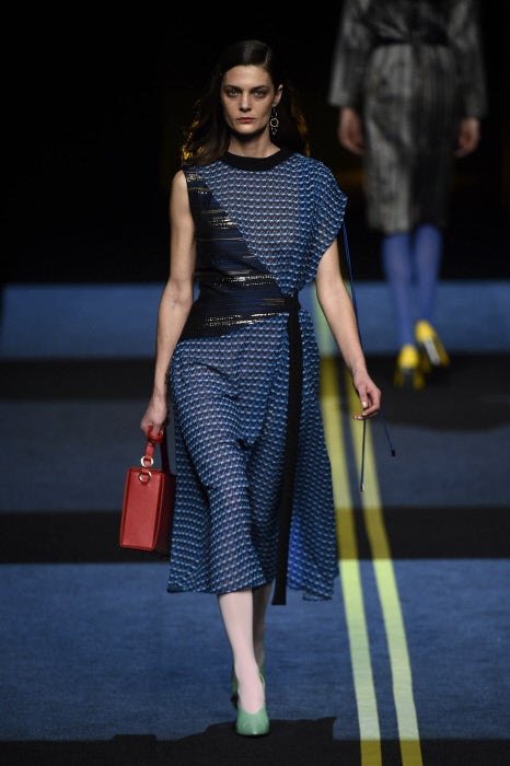 Los vestidos toman su silueta de los años '40, y se envuelven en estampados geométricos.