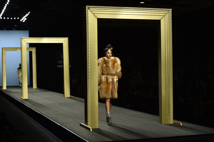 La elegancia en la puesta en escena acompañaba la elegancia de los looks.