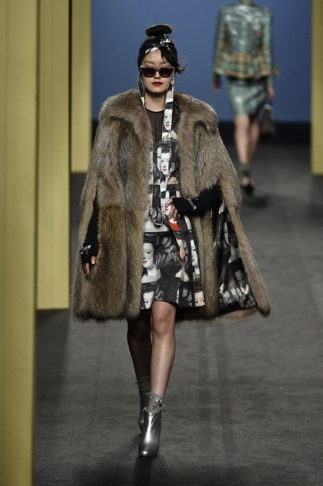 Eso sí, esa imagen retro no está reñida con guiños 'pop' como el del estampado de este vestido.