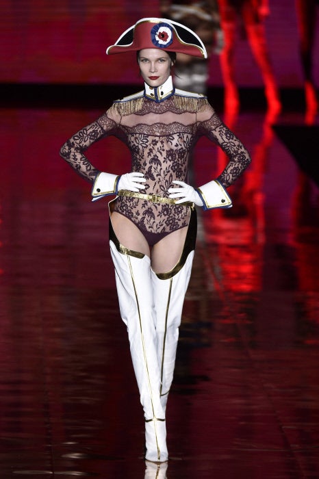 Las modelos se han convertido durante unos minutos en activistas de la Francia revolucionaria.