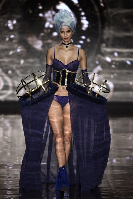 Al caer la noche, María Antonieta sale a escena.