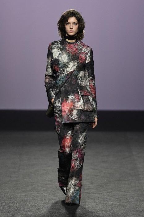 El estampado arty se difumina y reinventa el sastre.