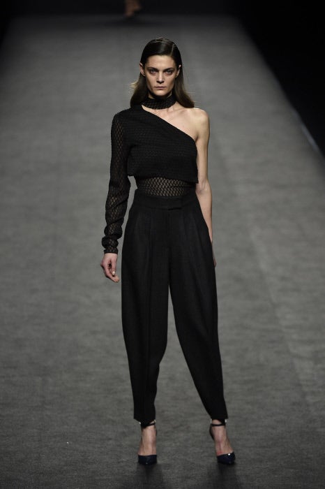 La elegancia se pinta de negro y nos deja looks tan sofisticados y sensuales como este.