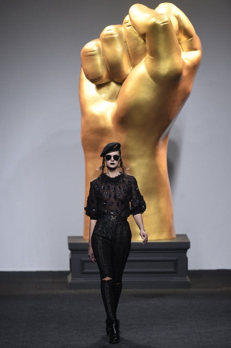 La estética militar ha sido la protagonista de la colección FW17-18 de Ana Locking.