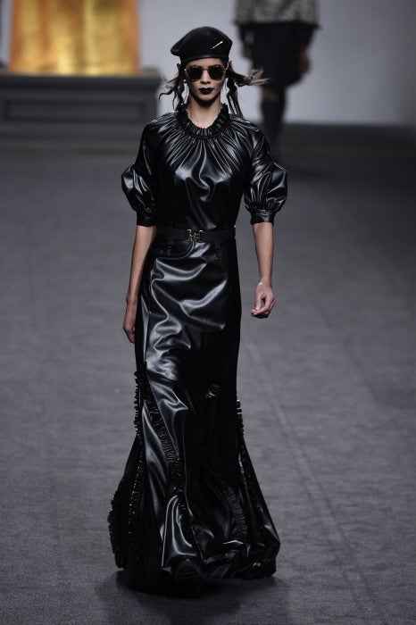 Impresionante patronaje en este look efecto piel en 'total black'.