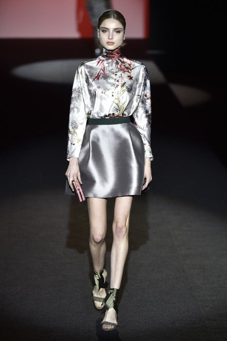 La costura de Laguna esculpe la silueta femenina con maestría.