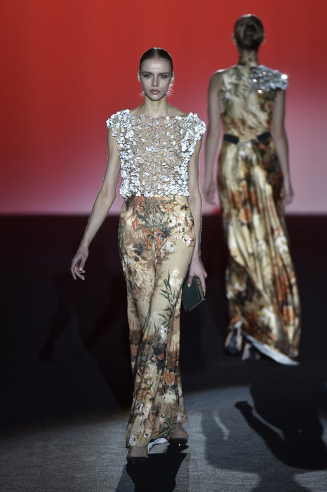 El trabajo artesanal de la firma se deja ver en cada look, como este conjunto de cuerpo joya bordado y falda cortada al bies directamente sobre el maniquí.