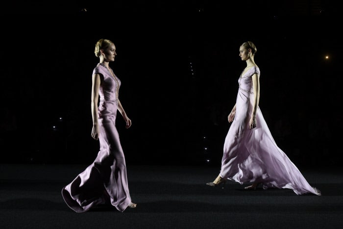 "Yo quería una colección que tamizara los límites de la estacionalidad, que hable de la primavera y el otoño dentro del mismo contexto, pero de una manera diferente, lejos de las ideas establecidas, hacia algo más libre, más real, más inmediato", explica Hannibal Laguna.