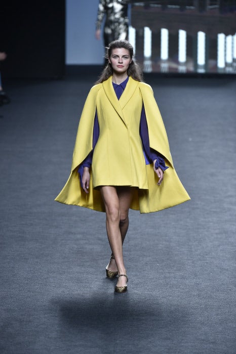 Nos hemos enamorado de este abrigo capa bicolor que da buena cuenta de la pericia 'couture' de Teresa Helbig.