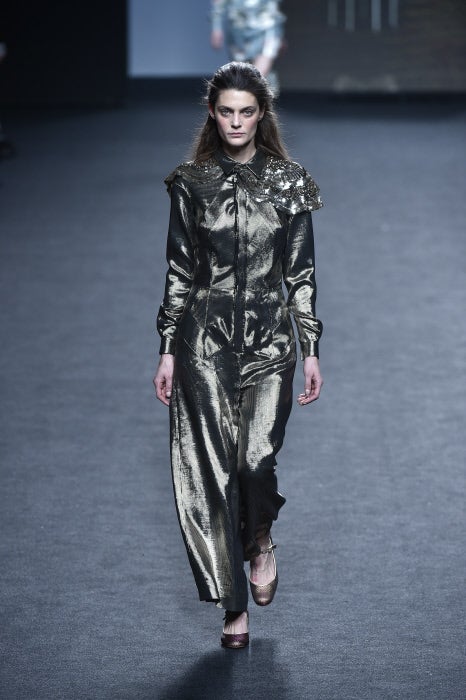 La diseñadora juega con los trampantojos y crea looks joya tan sublimes como este.