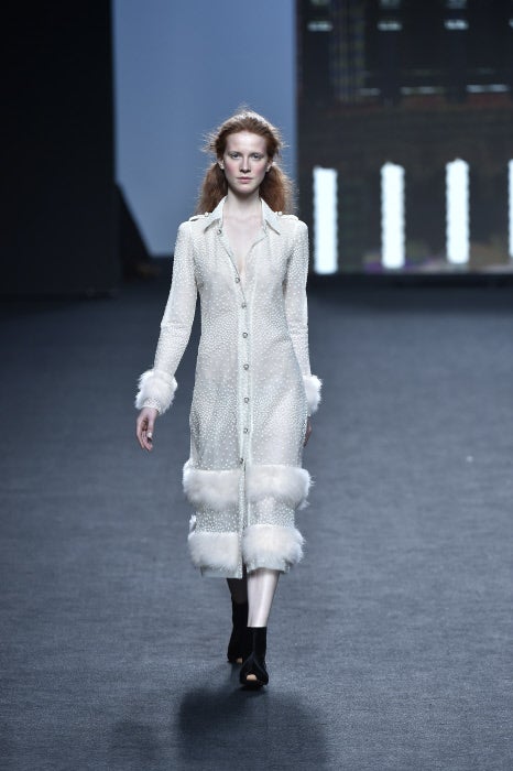 El invierno más cálido se viste de blanco y nos abraza con este maravilloso abrigo en piel y bordados joya.