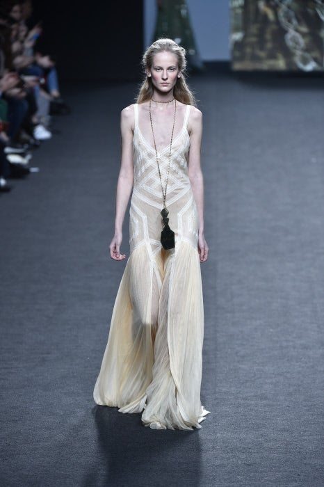 La sensualidad delicada y sofisticada se dan la mano en este diseño de estética 'slip dress'.