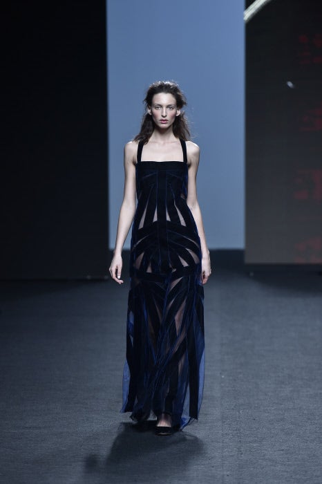 Impresionante vestido de noche en terciopelo y transparencias que crean un efecto trampantojo que necesitamos ver ya en una alfombra roja.