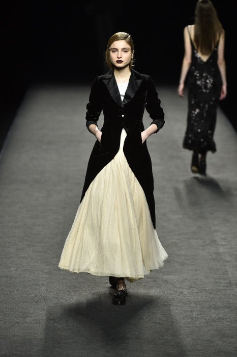 El arte y la moda se dan la mano en una colección en el que blanco y negro se fusionan como alegoría del principio y el fin.