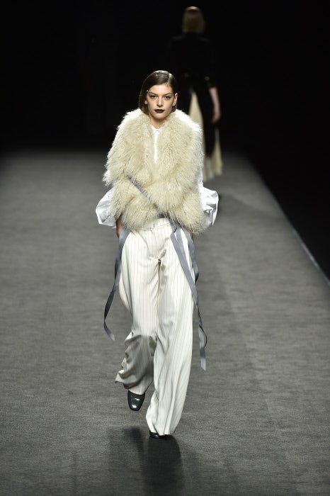 Poco a poco, el gris comienza a despuntar y colarse en los looks llamando a la autoprotección, según explican desde la firma.