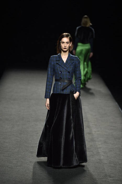 Frente al anterior look, contrasta la rotunda sobriedad y severidad de esta propuesta.