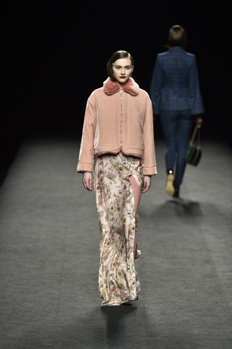 La seda rosa palo y sus estampados se inspiran en el exotismo de las mujeres japonesas de Lita Cabellut.