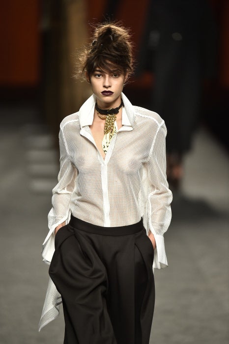 Los looks beauty góticos, por los que también apostó Ion Fiz, sacan el lado más lúgubre de la mujer de Ulises Mérida.