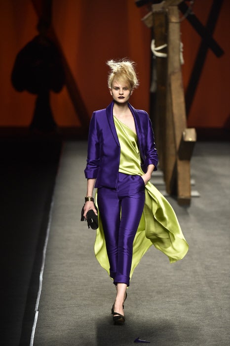 El diseñador reinventa los trajes sastre, que los llena de color azul klein, y los estrecha para conseguir la máxima feminidad.