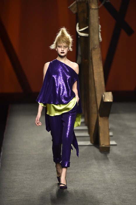 La tendencia off shoulder se apodera de los originales tops de paillettes del diseñador Ulises Mérida.