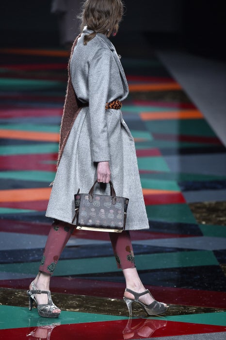 La firma ha cuidado con mimo todos los detalles, tanto que los complementos juegan un papel muy importante en los looks.