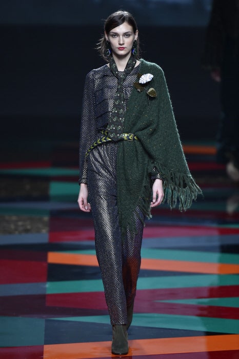 Los abrigos, inspirados en ponchos, se vuelven envolventes.