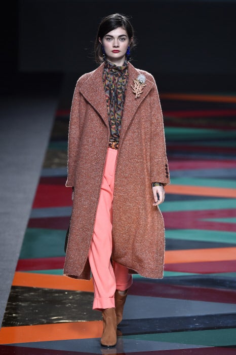 La firma ha accesorizado sus abrigos con flores artesanales en terciopelo y seda en las solapas