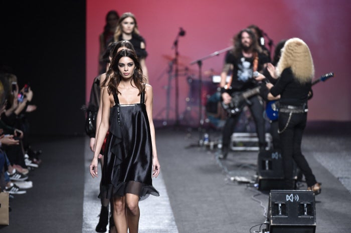 Juana Martín recurre al satén para diseñar sus vestidos negros de cóctel, todo un básico en cualquier armario.
